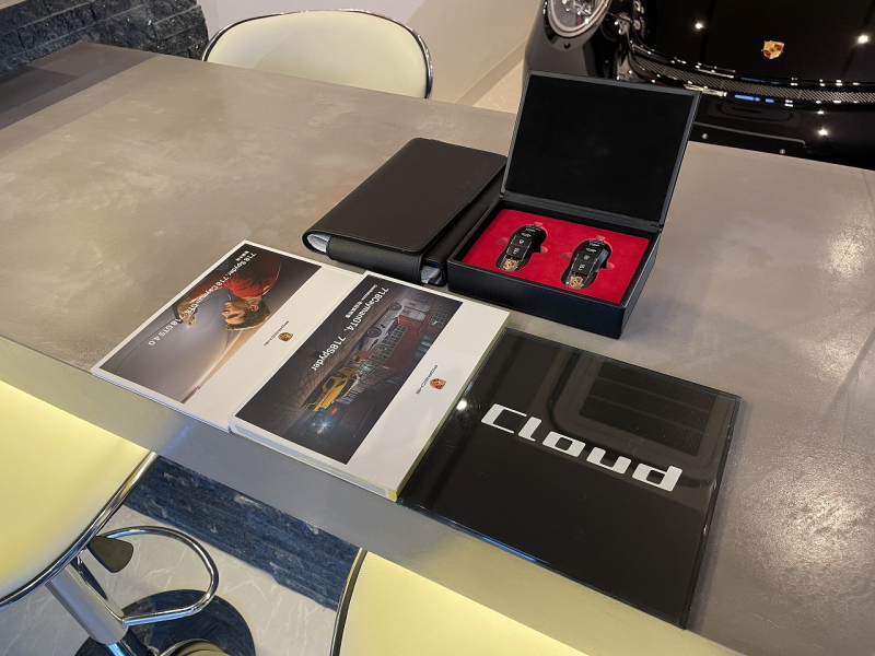 ポルシェ 718スパイダー 1オーナー レザーインテリア(ブラック