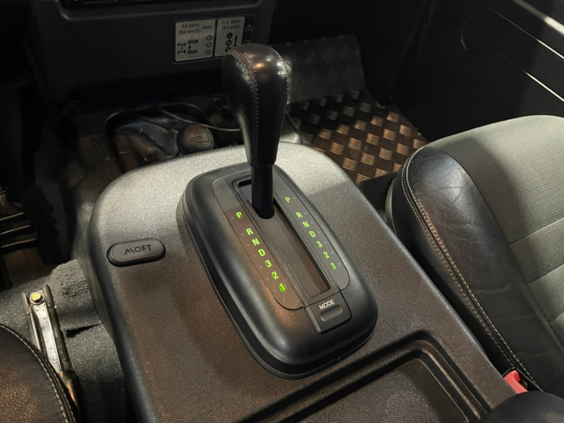 ランドローバー ディフェンダー 110 XS 2.4DT PUMA 新車並行 4速